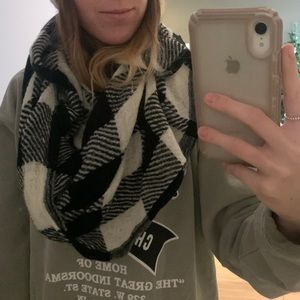 Black and white scarf